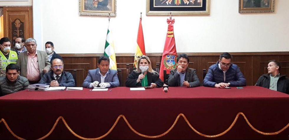 Gobierno entrega 206 ítems a Oruro y anuncia dos centros de salud prefabricados