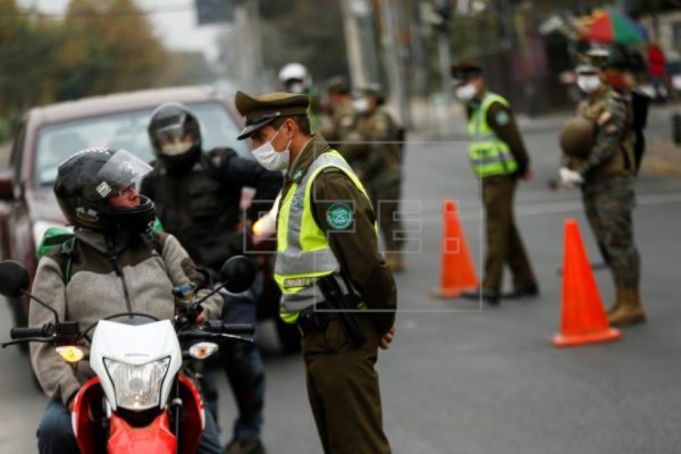 Los casos de COVID-19 rozan los 2.500 en Chile y se registra la octava muerte
