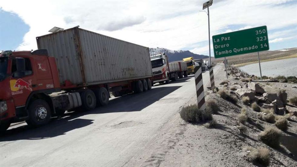 Gobierno central y Gobernación de Oruro retroceden y dejan expedito el paso por Tambo Quemado