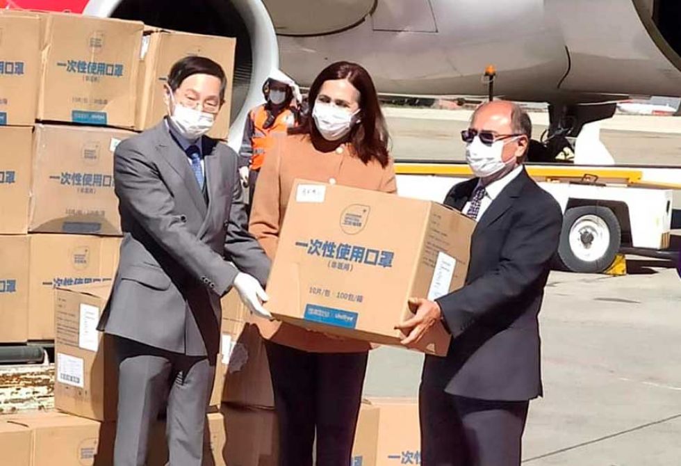 Bolivia recibe donación china de barbijos, reactivos y ventiladores mecánicos