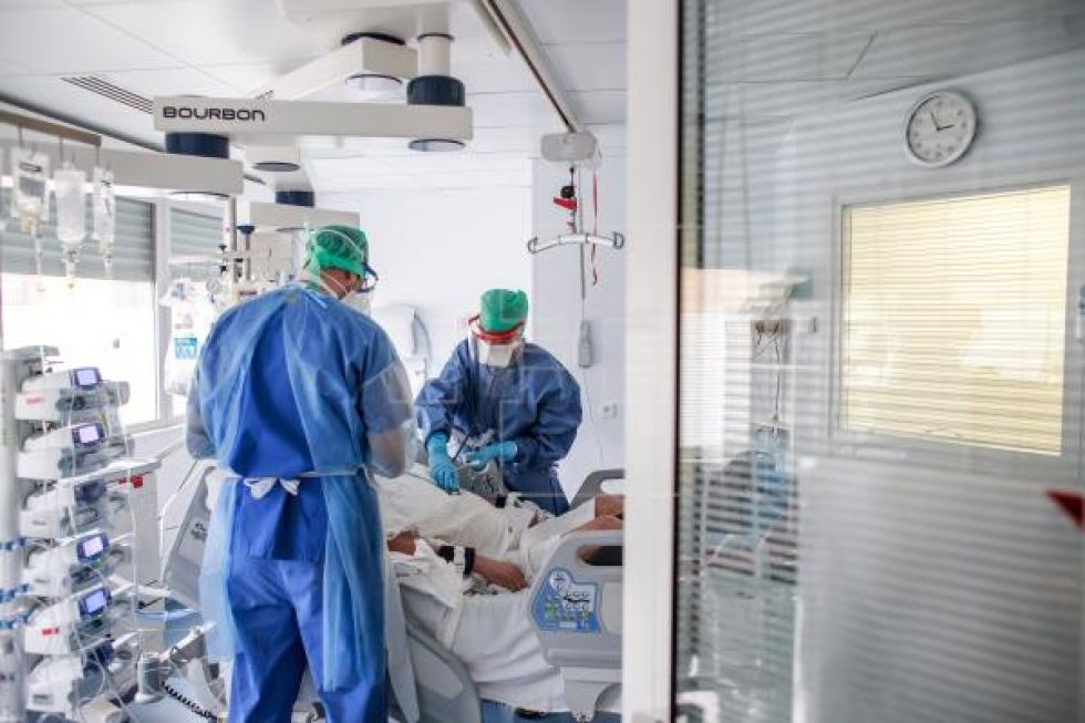 Francia informa de que 884 personas han muerto en residencias por la COVID-19