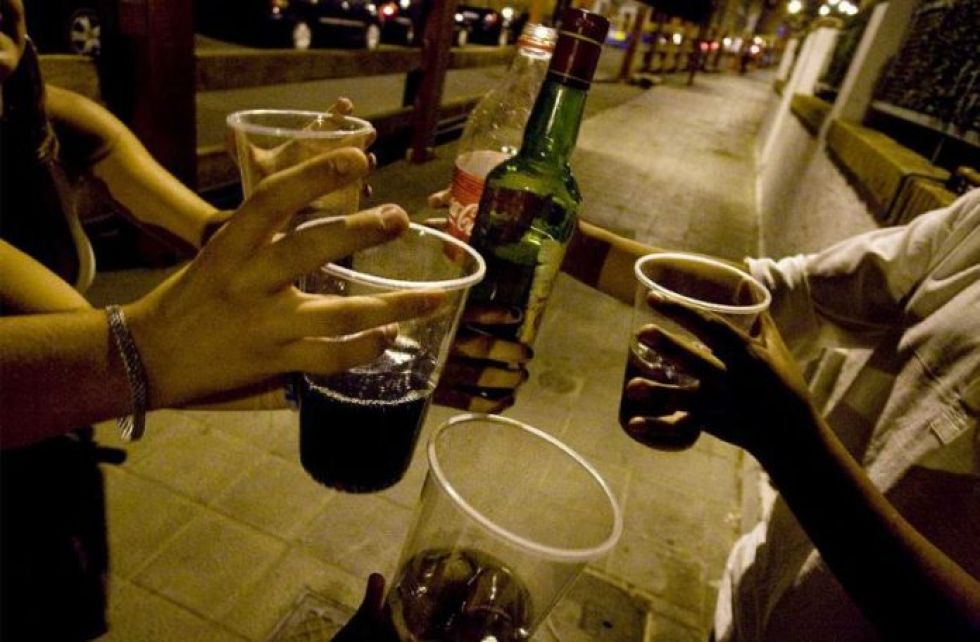 Sentencian a tres hombres por beber en vía pública vulnerando la cuarentena