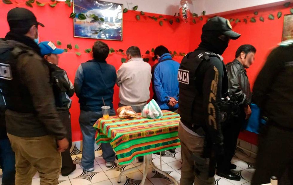 Atrapan a adultos mayores que estaban bebiendo en un local