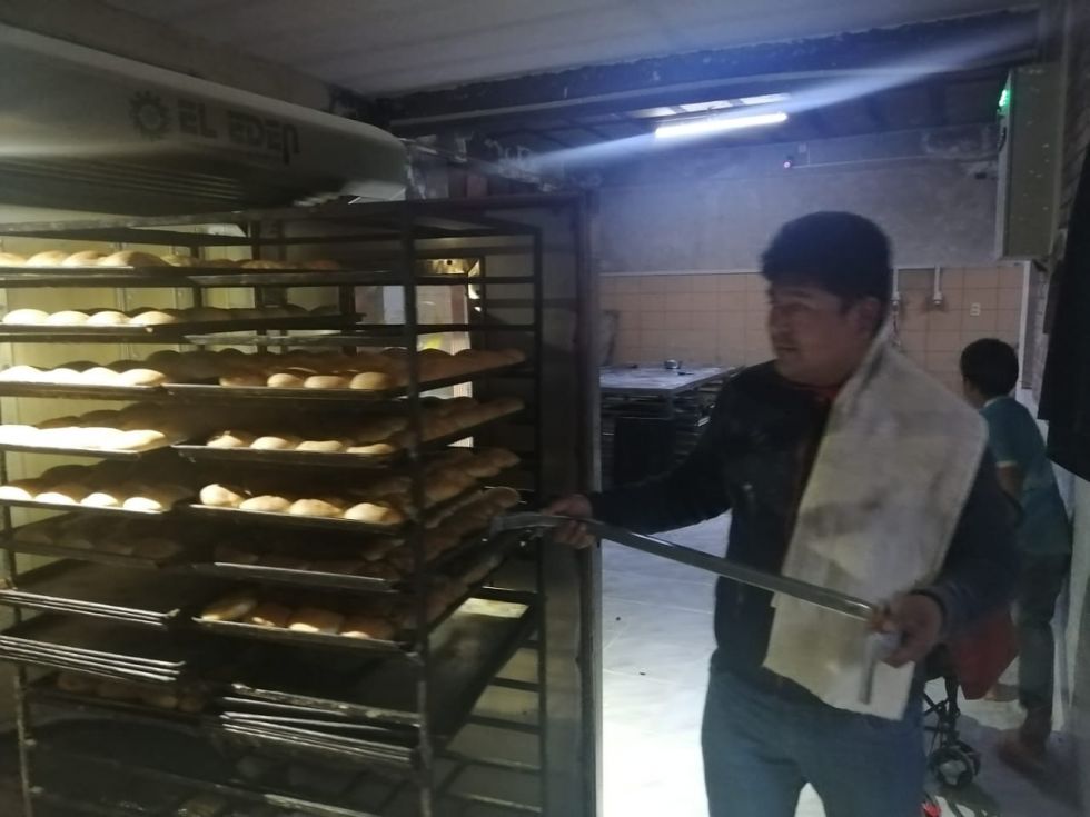 Concejal elabora pan para entregar a familias necesitadas