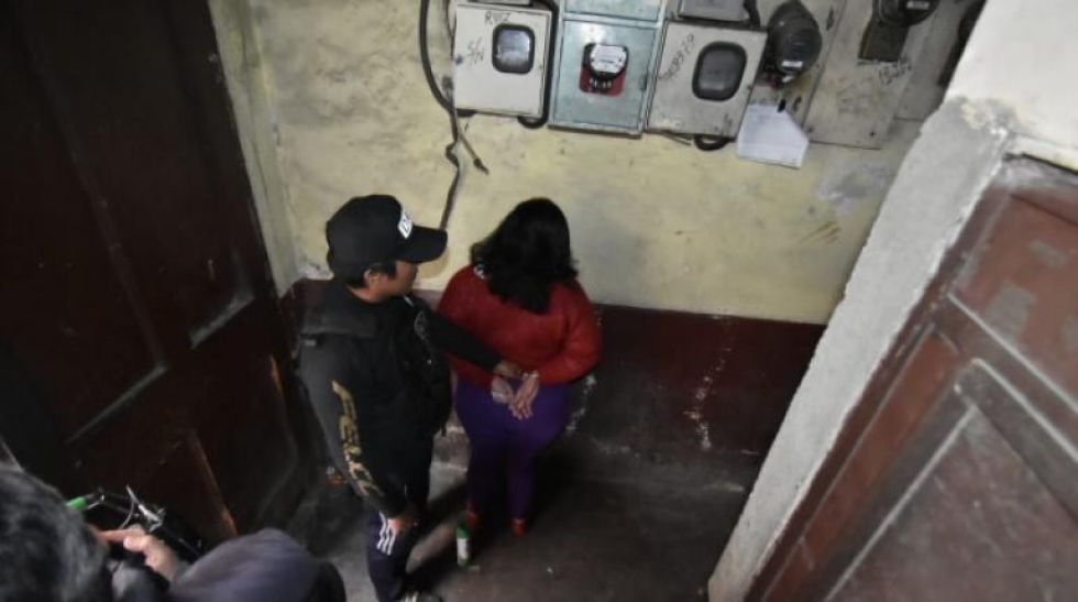 Hallan droga y un arma de fuego en la vivienda de una microtraficante