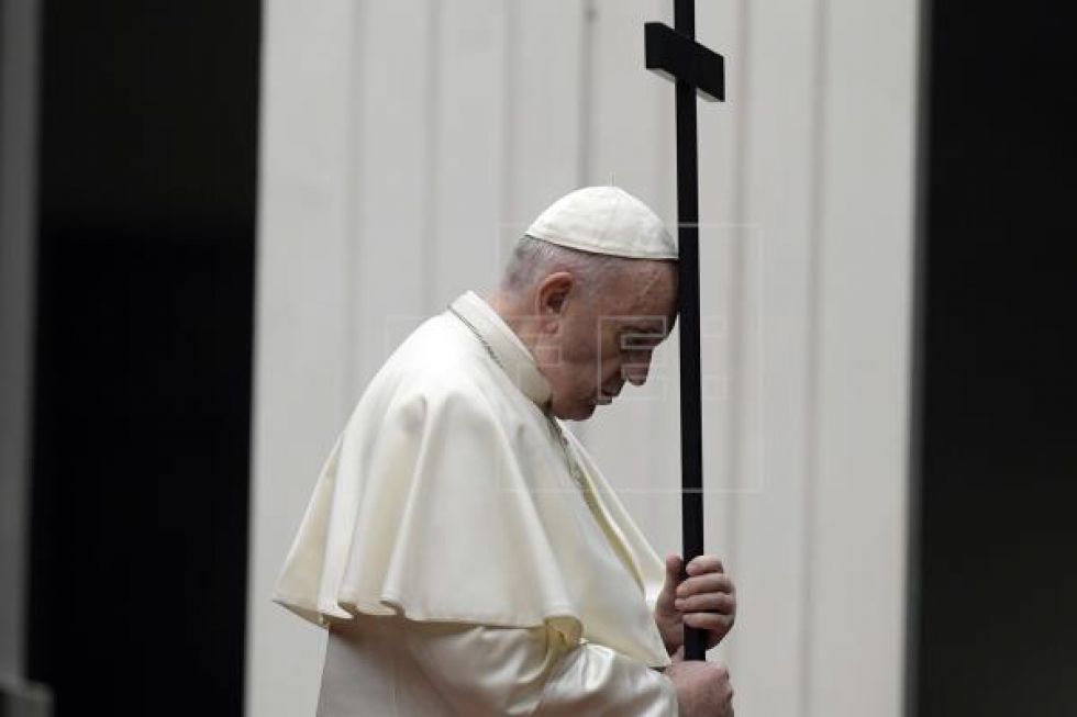 El Papa preside un Vía Crucis en una Plaza vaticana completamente vacía