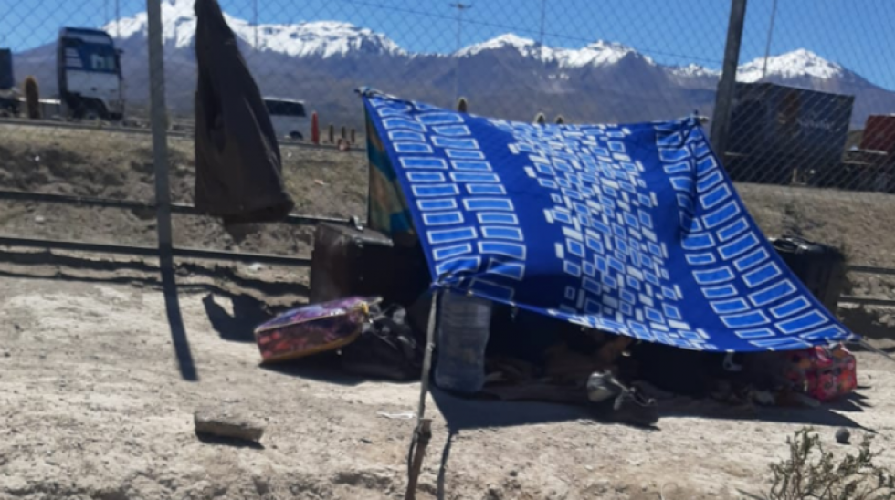 Discriminación, frío y hambre sienten bolivianos en Colchane impedidos de ingresar al país