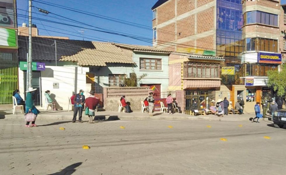 Se forman largas filas para cobrar la Renta Dignidad y la Canasta Familiar