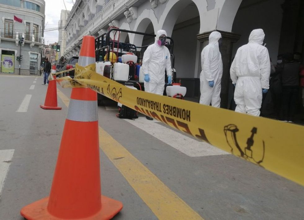 Oruro amplía cuarentena, Santa Cruz se militariza el martes y gabinete esperará