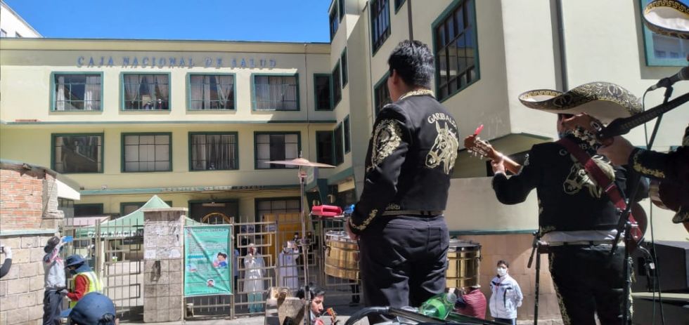 Alcalde de Potosí lleva mariachis a los médicos y policías 