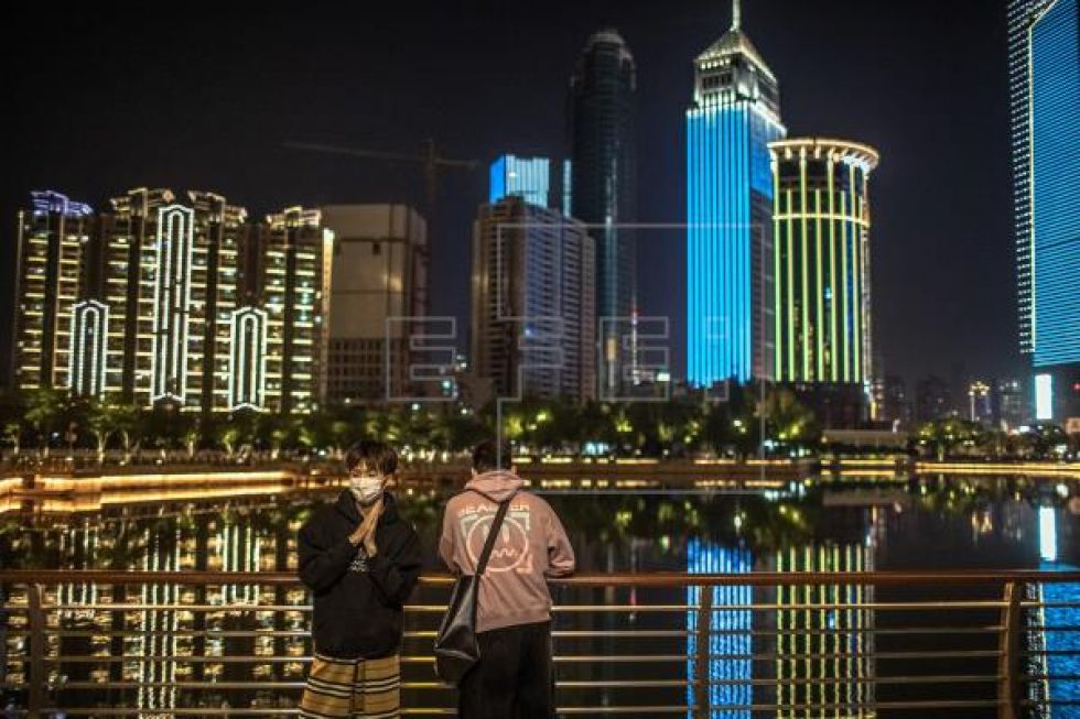 Caen a la mitad los nuevos contagios en China, la mayoría, "importados"