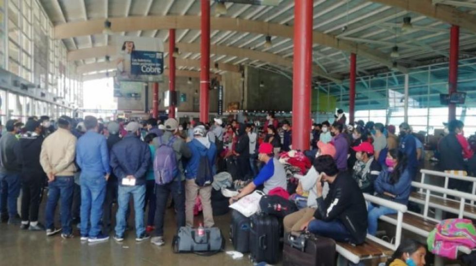 Cientos de bolivianos se encuentran varados en la terminal de buses de Antofagasta y piden volver al país
