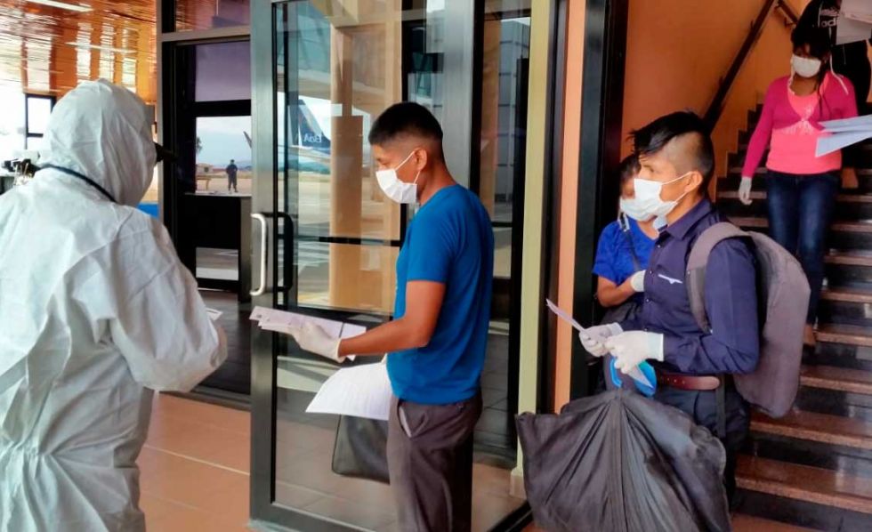 En vuelo solidario, llegan a Bolivia más de cien jóvenes que estaban varados en Perú