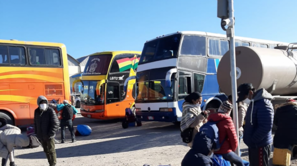 Repatriados de Pisiga inician retorno a sus regiones y piden a la población no discriminarlos