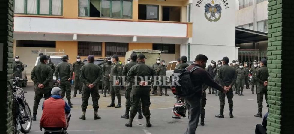 Jefe policial de Cochabamba cuenta que a sus camaradas les quitaron los celulares y los amenazaron de muerte