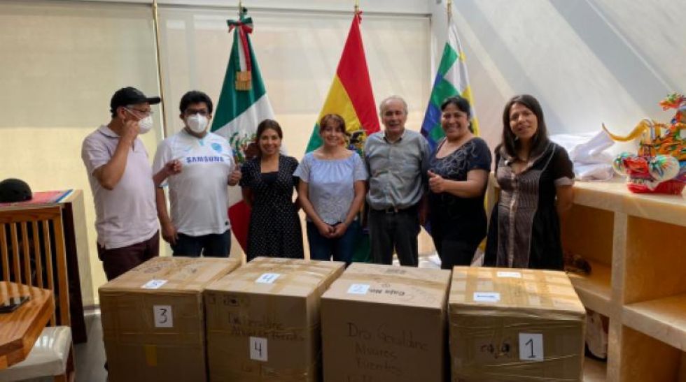 Médicos bolivianos en México envían trajes de bioseguridad para sus colegas en el país