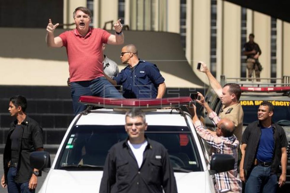 Bolsonaro apela a la democracia y a la libertad, tras respaldar un acto pro dictadura