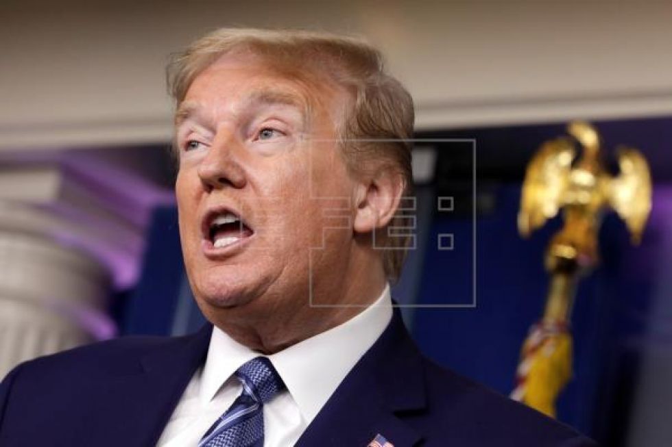 Trump suspende la emisión de permisos de residencia permanente para migrantes