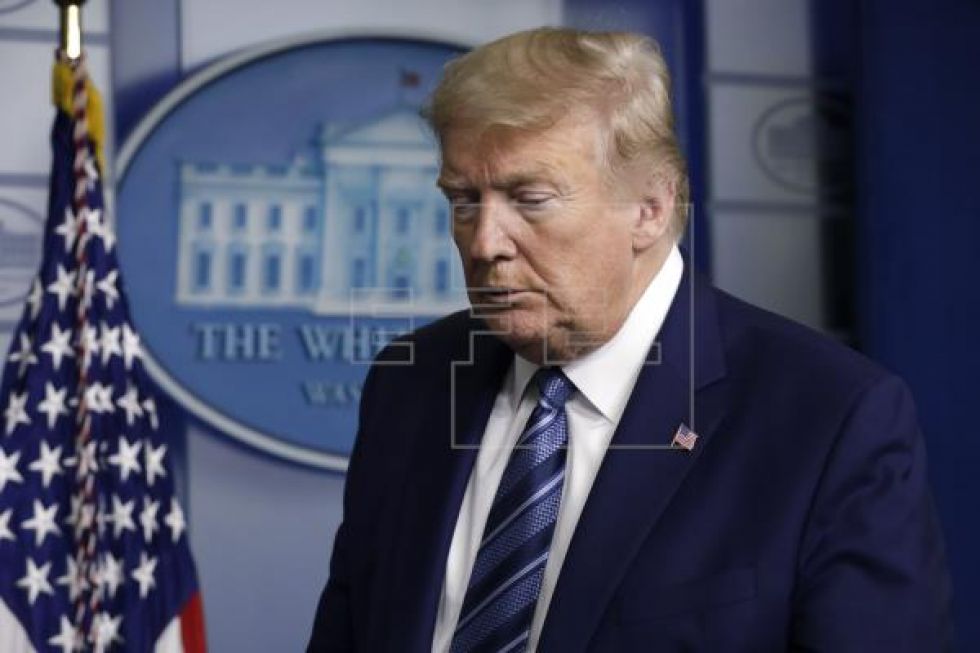 Trump dice que hablaba con "sarcasmo" cuando sugirió inyectarse desinfectante