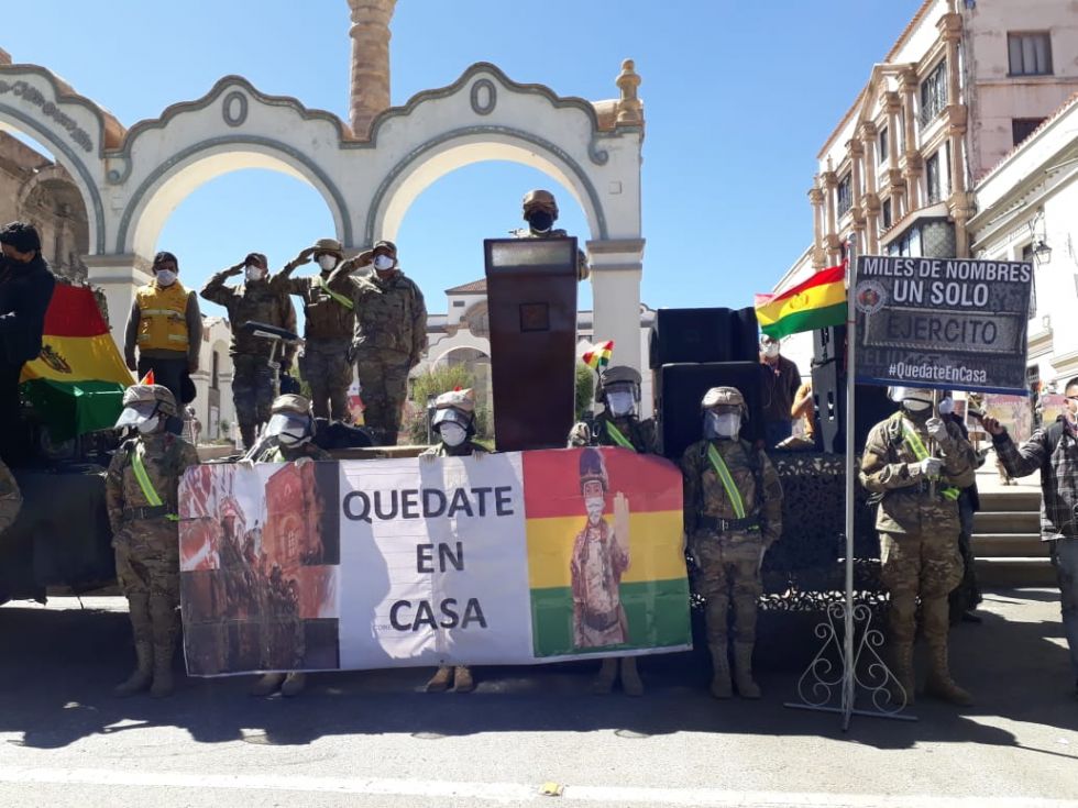 Ejército en Potosí sale a las calles y población saluda con banderas y pancartas 