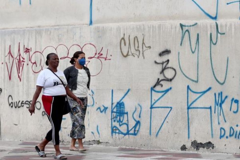 Brasil suma 4.016 muertes y 58.509 casos de COVID-19 en plena crisis política