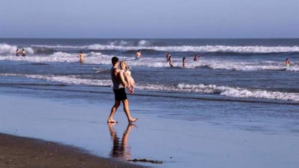 Playas de California lucen llenas aunque EEUU se acerca a millón de contagios