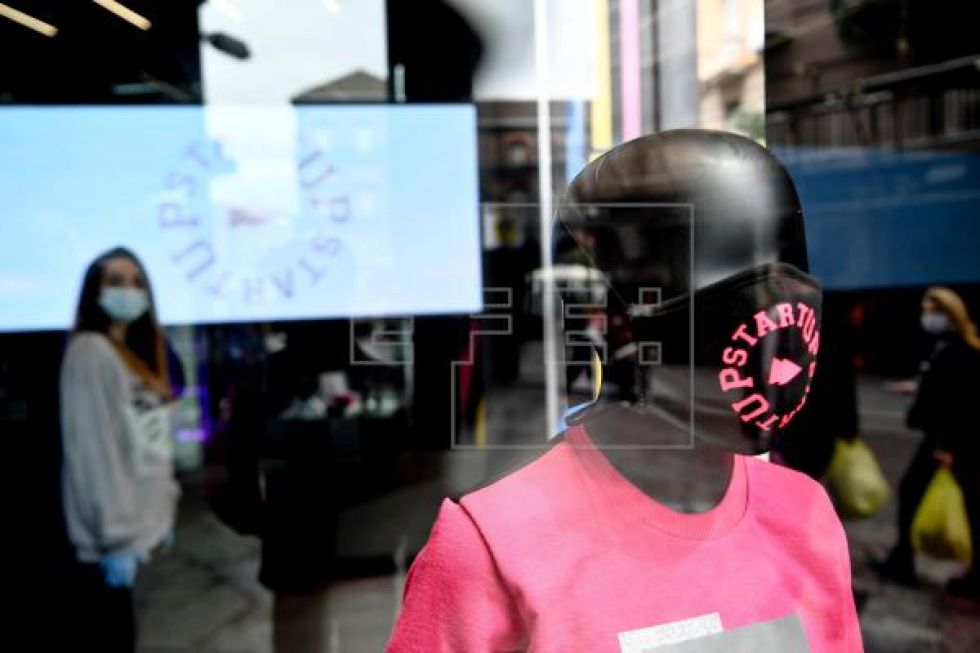 Italia apuesta por producción masiva de mascarillas y la app en el teléfono