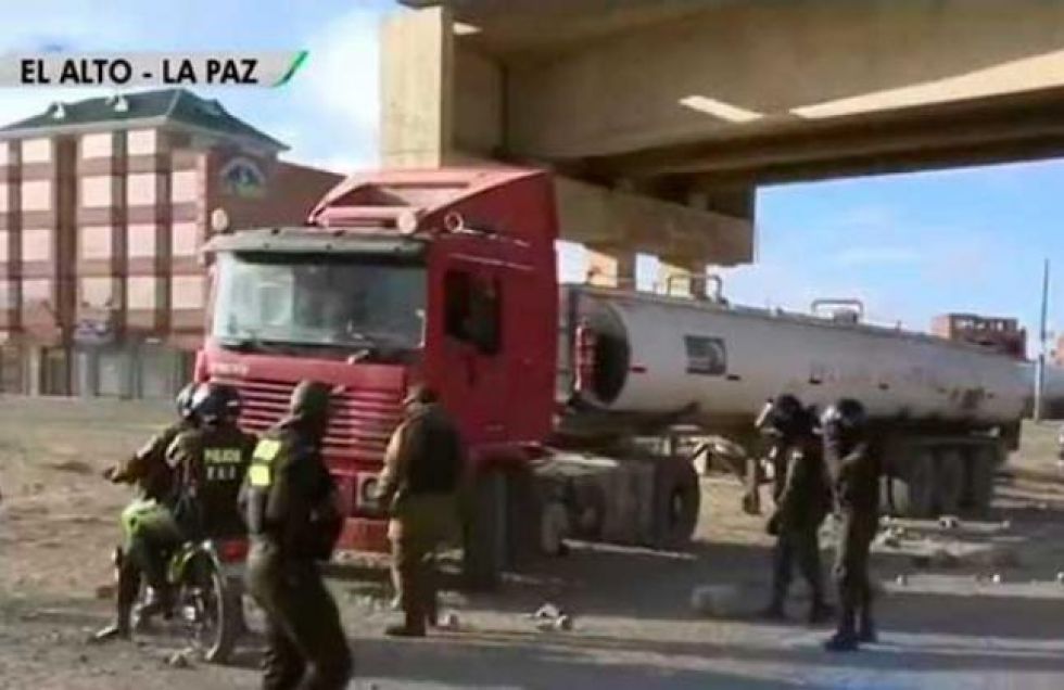 Policía interviene y levanta bloqueo en el Distrito 8 de El Alto