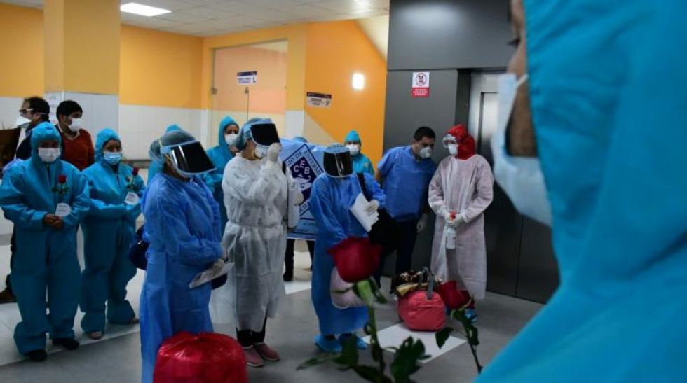 Dan de alta a una enfermera y tres pacientes que superaron la COVID-19 en el hospital Solomon Klein