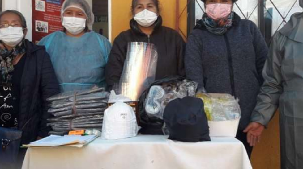 Enfermeras de El Alto usan bolsas plásticas y hacen colectas para fumigar centros de salud