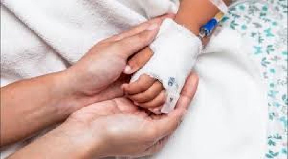 Padre de niño con leucemia que falleció por COVID-19 denuncia negligencia