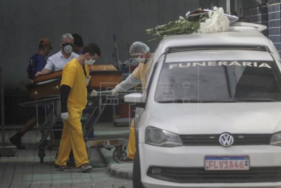 Brasil llega a 6.750 muertes por COVID-19 con Bolsonaro de nuevo de paseo