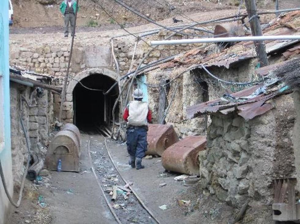 Cooperativistas mineros rechazan decreto de retorno a las minas