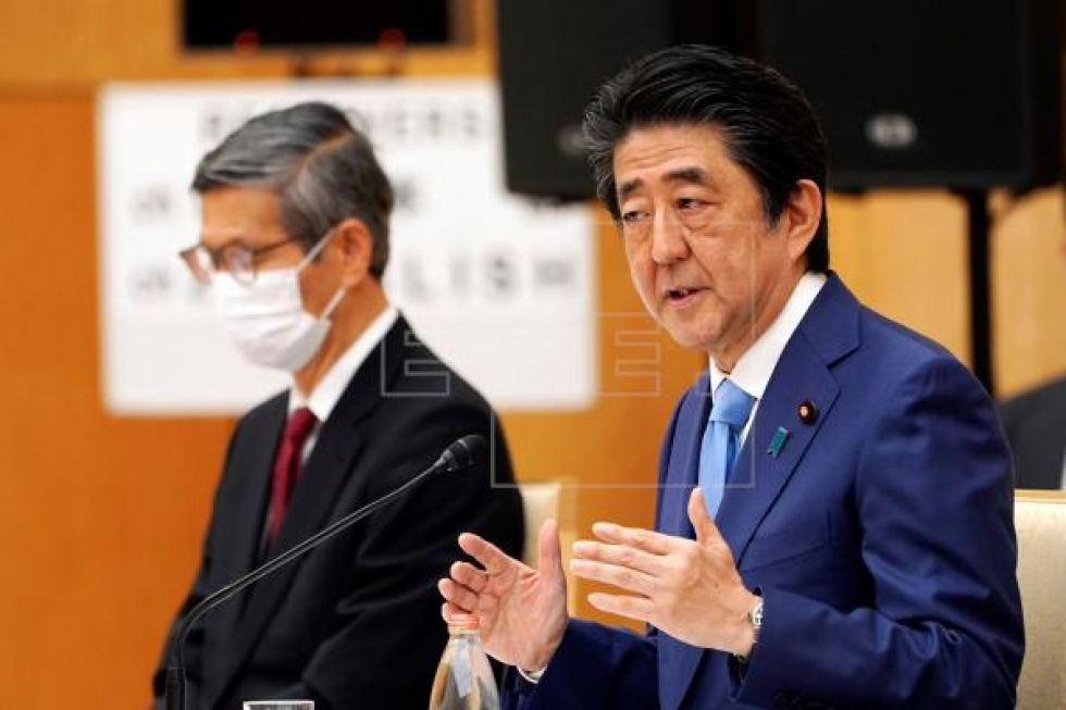 Japón extiende alerta sanitaria y se prepara para un "nuevo estilo de vida"