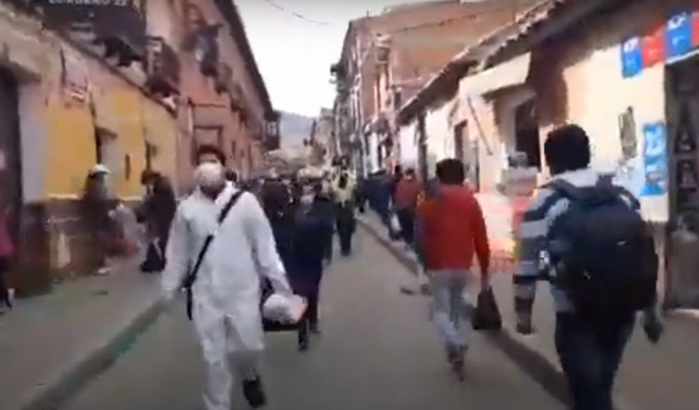 Hay más gente y vehículos circulando en el centro de Potosí