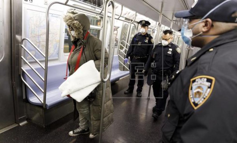 Nueva York cierra su metro por la noche para desinfectar y acoge 139 sintecho