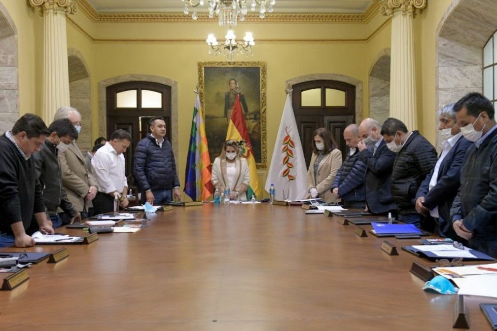 Áñez anuncia que con la donación del salario de ministros se comprarán insumos médicos