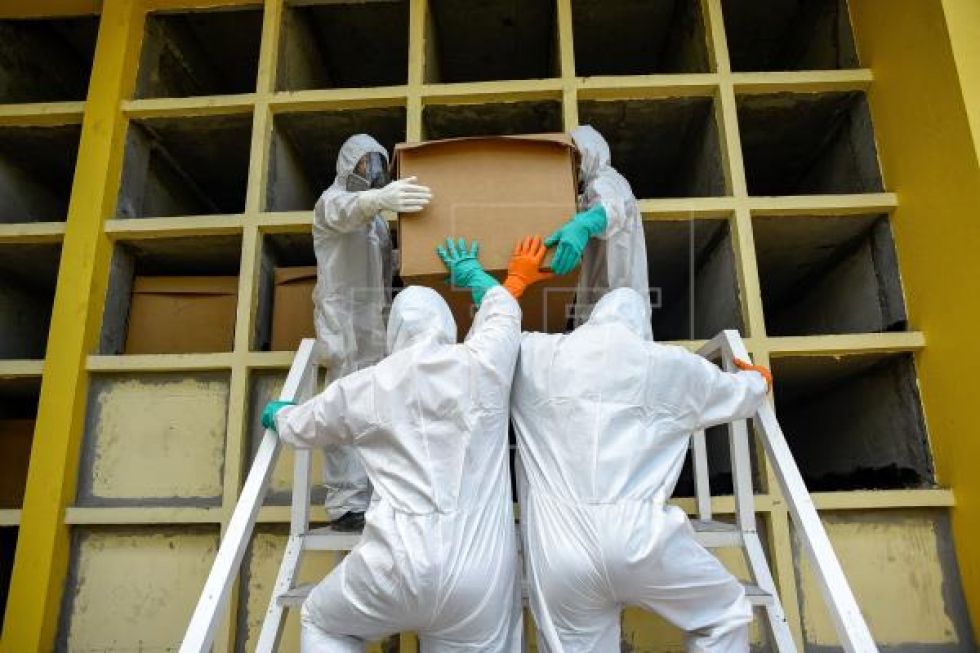 Las muertes por COVID-19 en Ecuador suman 2.127 tras confirmarse casos probables