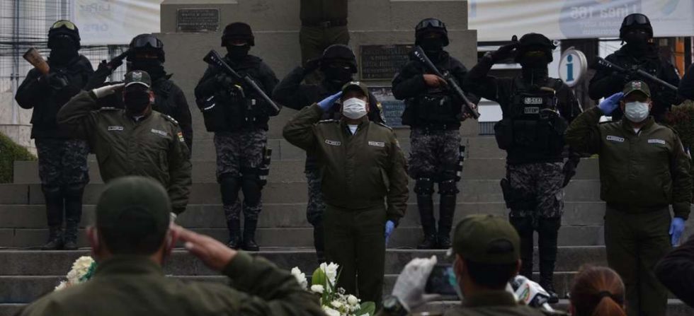 Comandante rompe en llanto: “nosotros vamos a seguir saliendo por ustedes, pero si no colaboran, no sé dónde llegaremos”