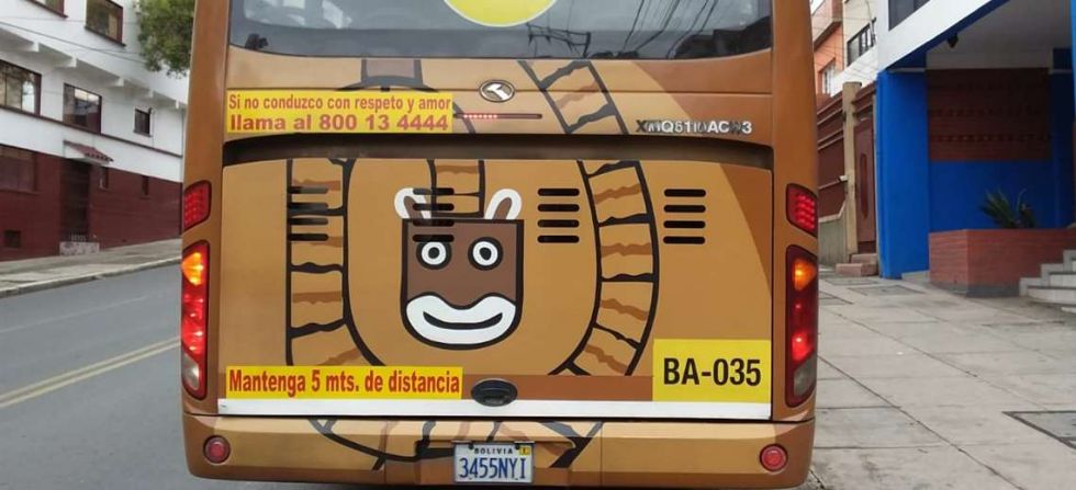 Apedrean un bus PumaKatari que trasladaba personal de salud en La Paz