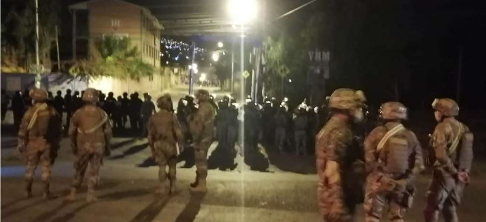 Cochabamba: afines al MAS rompieron la cuarentena y se enfrentan a militares y policías