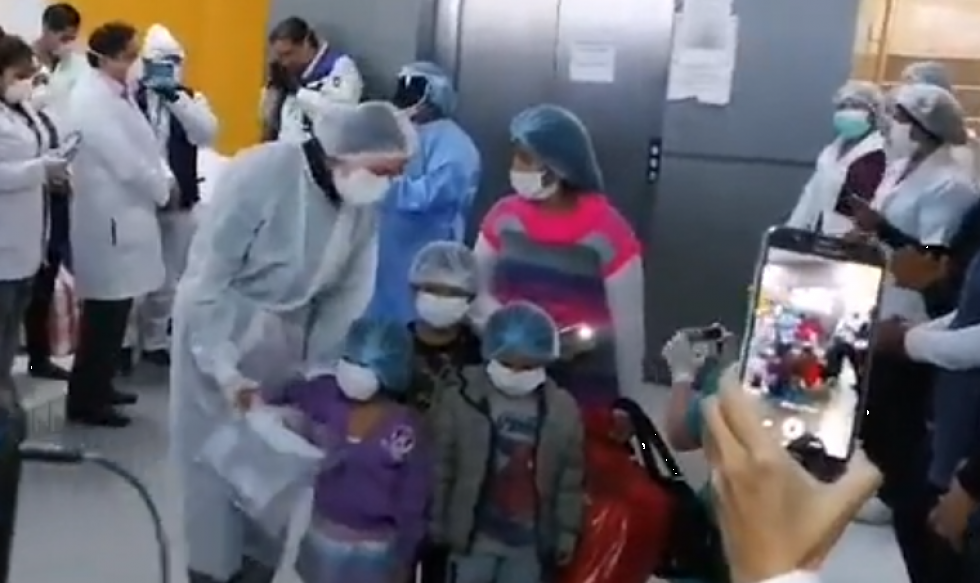 Tras vencer al coronavirus, una madre y ocho niños son dados de alta en Sacaba 