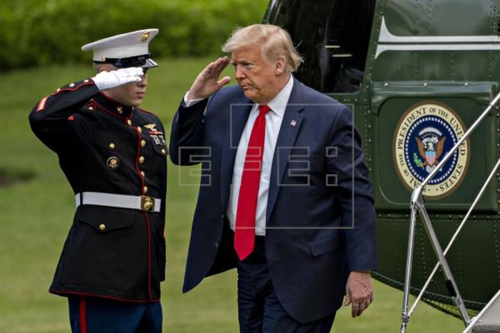 Trump insinúa que podría ser presidente durante nueve o trece años más