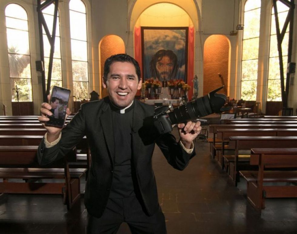 Sacerdote boliviano causa furor en TikTok 