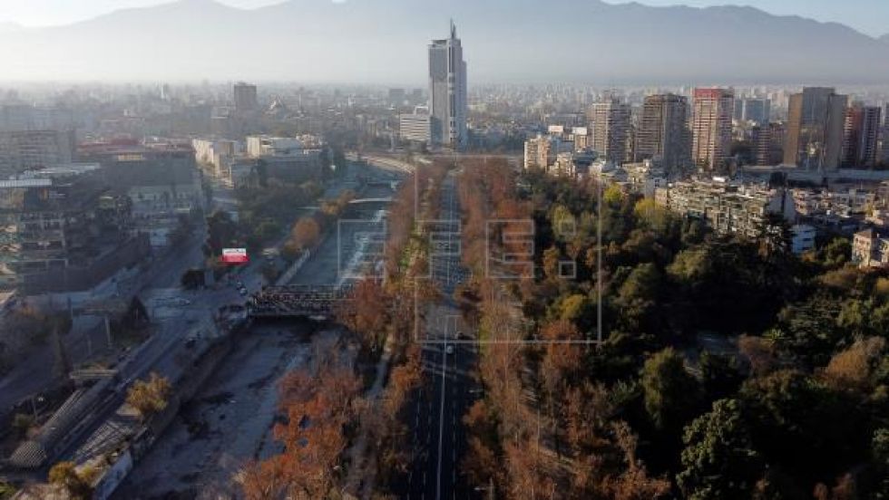La cuarentena total en Santiago arranca su "larga pelea" con un alto seguimiento
