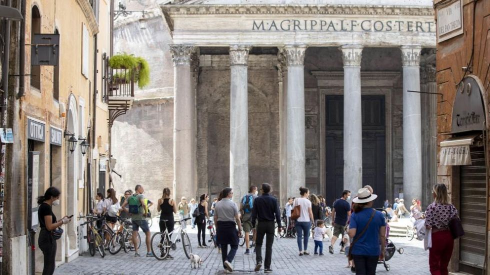 Italia registra los datos más bajos de muertos y contagios desde su cierre