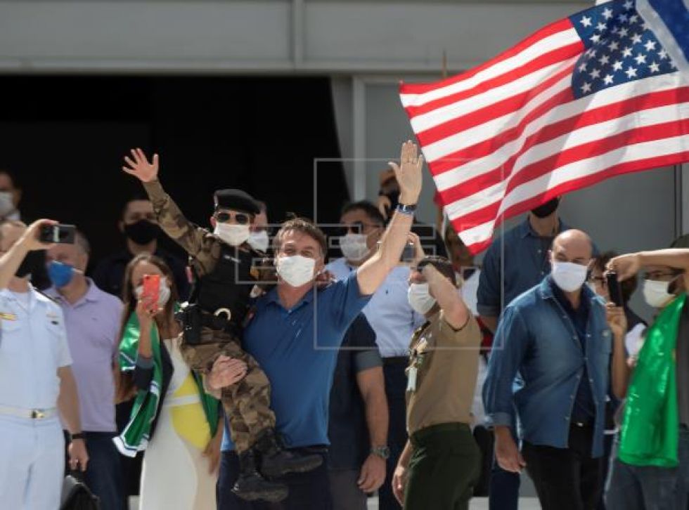 Bolsonaro acude a una manifestación con ministros y destaca la aglomeración