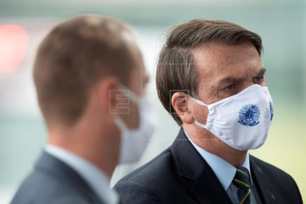 Bolsonaro se aferra a la cloroquina en la "guerra" contra el coronavirus
