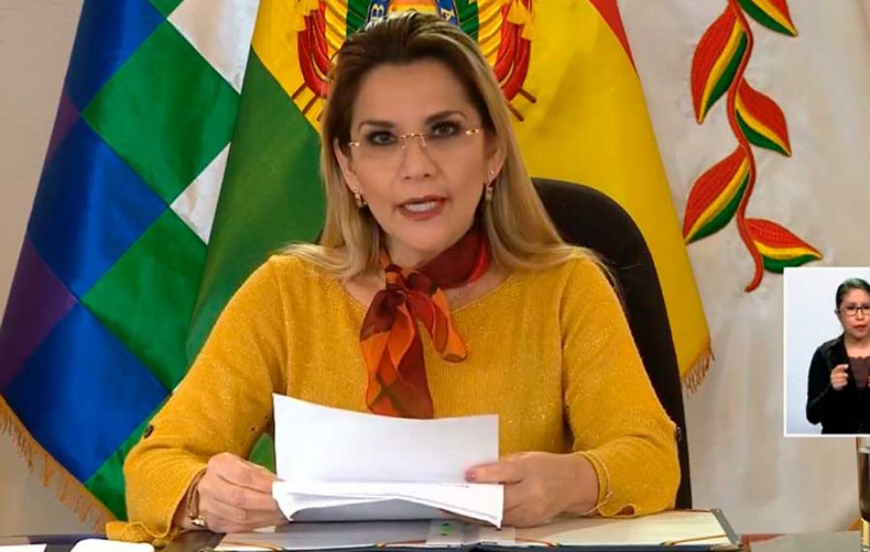 Añez anuncia auditoría a compras en salud y advierte que “no le temblará la mano” contra corruptos