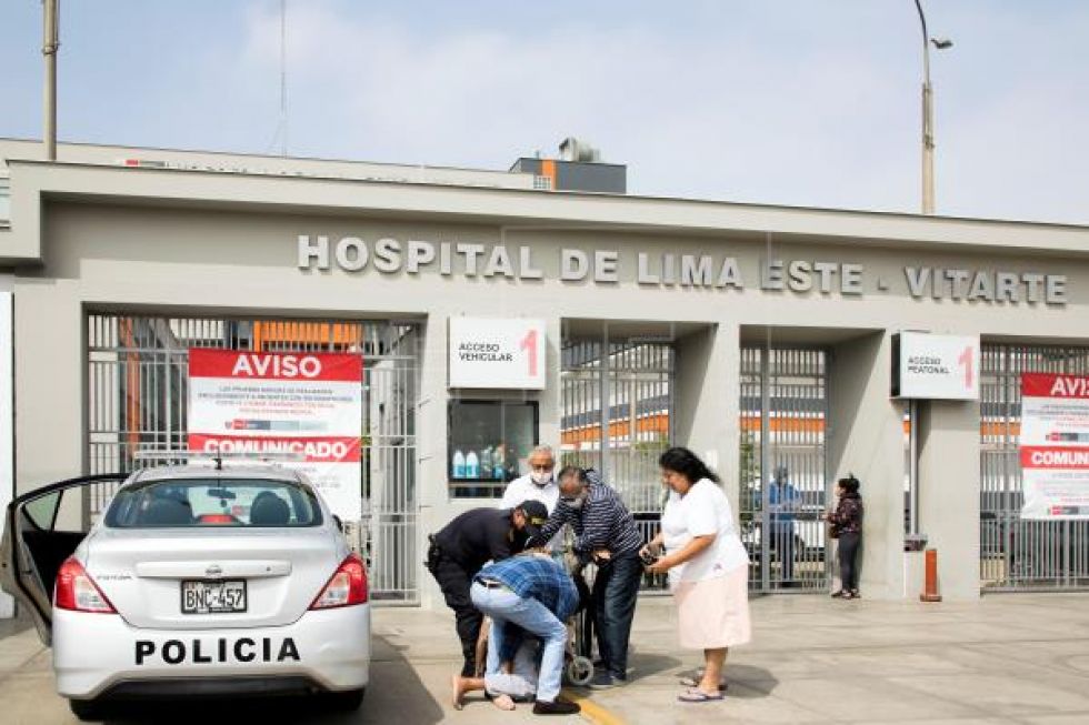 Angustia y desesperación envuelven a los hospitales de Perú cada día de pandemia